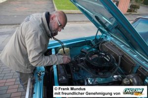 Kfz Gutachter prüft den Motor